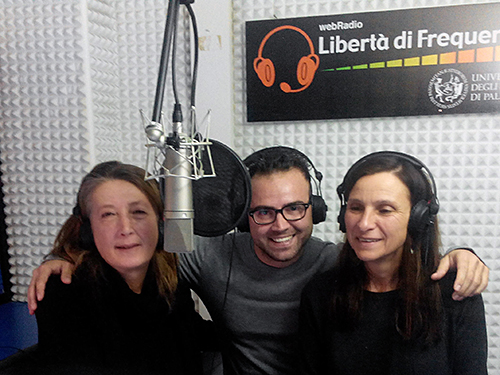 Marinella Miceli, Daniele Pitarresi, Dora Di Cara registrano il programma Café de la paix negli studi di Libertà di Frequenza